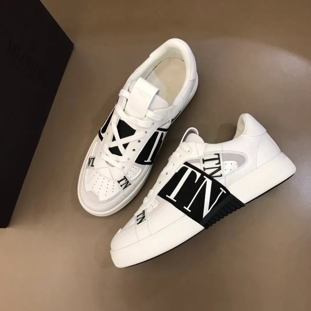 p440 "Valentin*" new spring and summer calfskin lace-up sneakers. No man should be able to refuse these shoes. The classic color scheme is so handsome! Purchase a high-precision replica of the original version to instantly sell off the market currency! 6 VLTN logo rubber effect straps - Valentino Garavani Logo printed on the back and tongue, all materials are customized to ensure quality! Size: 38-44